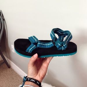 tevas size 8